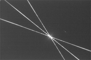 Étoile brillante observée à travers un masque de Bahtinov